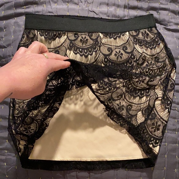 Small lace skirt - Picture 3 of 6